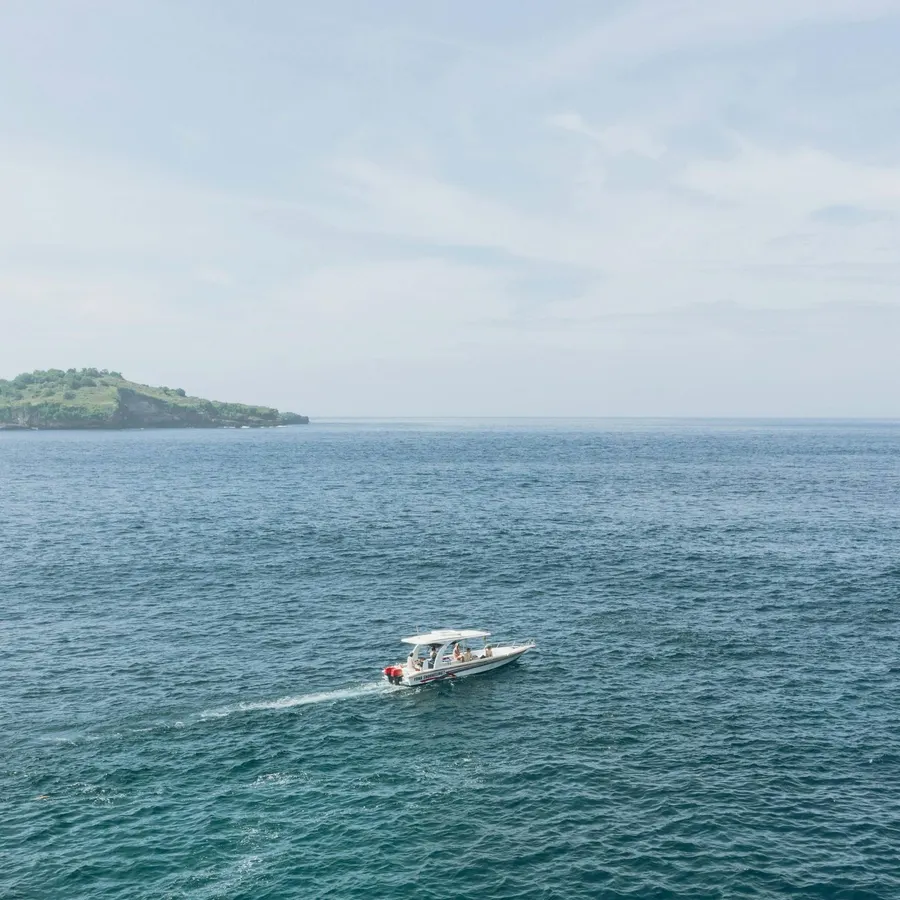 Boot überquert das Meer